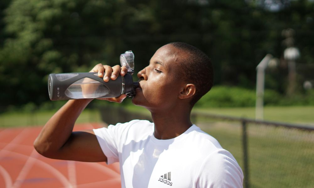 水を飲む男性